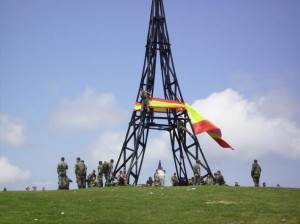 Militares españoles colocando la bandera en la Cruz del monte Gorbea