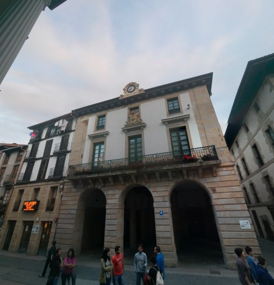 Ayuntamiento de Ordizia visto desde la plaza del mercado.